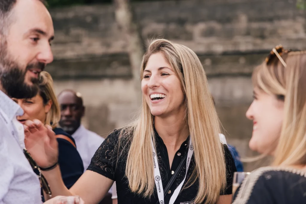 L'équipe R-Advertising en discussion