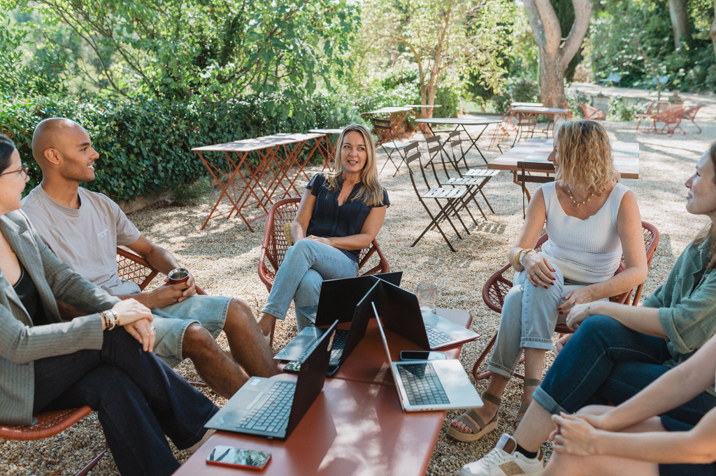 L'équipe R-Advertising en discussion