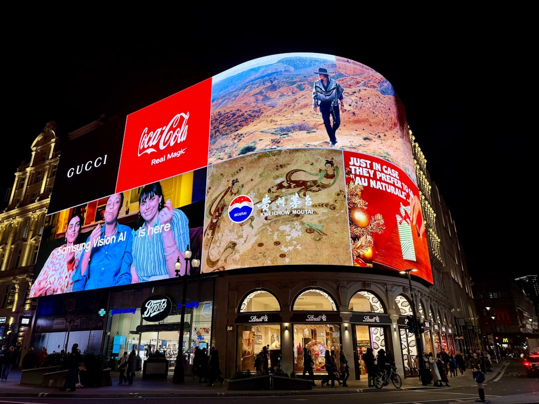 Affichage DOOH : guide complet de la publicité digitale extérieure en programmatique